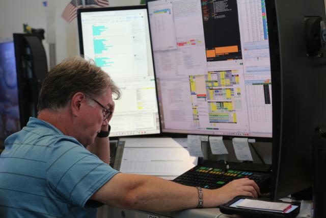 (260914) -- NEW YORK, Sept. 14, 2026 (Xinhua) -- A trader works on the trading floor of the New York Stock Exchange in New York, the United States, on Sept. 14, 2026. U.S. stocks ended lower on Monday, pressured by unexpected calls from AI executives for an industry-wide slowdown in AI development.
The Dow Jones Industrial Average fell by 152.09 points, or 0.29 percent, to 52,421.2. The S&P 500 sank 37 points, or 0.48 percent, to 7,619.98. The Nasdaq Composite Index shed 146.62 points, or 0.56 percent, to 26,186.41. (Xinhua/Liu Yanan)