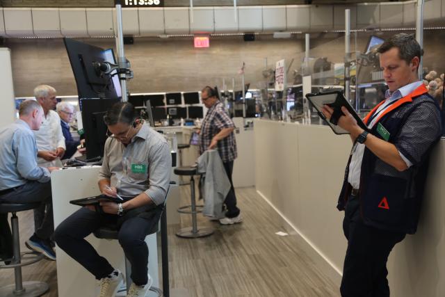 (260914) -- NEW YORK, Sept. 14, 2026 (Xinhua) -- Traders work on the trading floor of the New York Stock Exchange in New York, the United States, on Sept. 14, 2026. U.S. stocks ended lower on Monday, pressured by unexpected calls from AI executives for an industry-wide slowdown in AI development.
The Dow Jones Industrial Average fell by 152.09 points, or 0.29 percent, to 52,421.2. The S&P 500 sank 37 points, or 0.48 percent, to 7,619.98. The Nasdaq Composite Index shed 146.62 points, or 0.56 percent, to 26,186.41. (Xinhua/Liu Yanan)