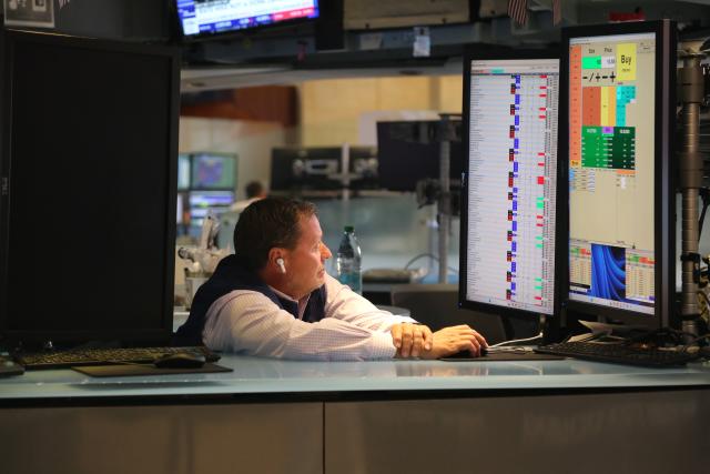 (260914) -- NEW YORK, Sept. 14, 2026 (Xinhua) -- A trader works on the trading floor of the New York Stock Exchange in New York, the United States, on Sept. 14, 2026. U.S. stocks ended lower on Monday, pressured by unexpected calls from AI executives for an industry-wide slowdown in AI development.
The Dow Jones Industrial Average fell by 152.09 points, or 0.29 percent, to 52,421.2. The S&P 500 sank 37 points, or 0.48 percent, to 7,619.98. The Nasdaq Composite Index shed 146.62 points, or 0.56 percent, to 26,186.41. (Xinhua/Liu Yanan)