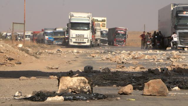 (260914) -- HASAKAH, Sept. 14, 2026 (Xinhua) -- Vehicles are stranded behind rocks and other obstacles near Tal Tamr in Hasakah province, northeastern Syria, Sept. 14, 2026. Residents blocked road to protest increases in fuel prices in Syria. (Str/Xinhua)