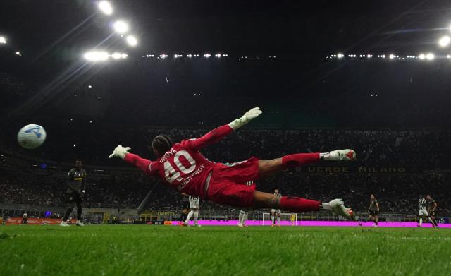 (260915) -- MILAN, Sept. 15, 2026 (Xinhua) -- Udinese's goalkeeper Maduka Okoye (front) fails to save during a Serie A soccer match between Inter Milan and Udinese in Milan, Italy, Sept.14, 2026. (Photo by Alberto Lingria/Xinhua)