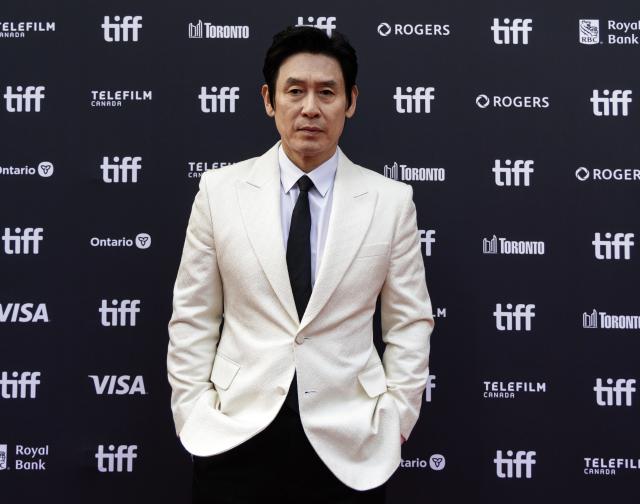 (260915) -- TORONTO, Sept. 15, 2026 (Xinhua) -- Actor Sul Kyung-gu poses for photos at the North American premiere of the film "Possible Love" during the 2026 Toronto International Film Festival (TIFF) in Toronto, Canada, on Sept. 14, 2026. (Photo by Zou Zheng/Xinhua)