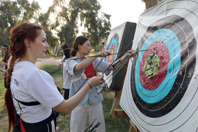 (260915) -- BAGHDAD, Sept. 15, 2026 (Xinhua) -- People collect arrows from the target at Al-Zawraa Park in Baghdad, Iraq, Sept. 14, 2026 (Xinhua/Khalil Dawood)