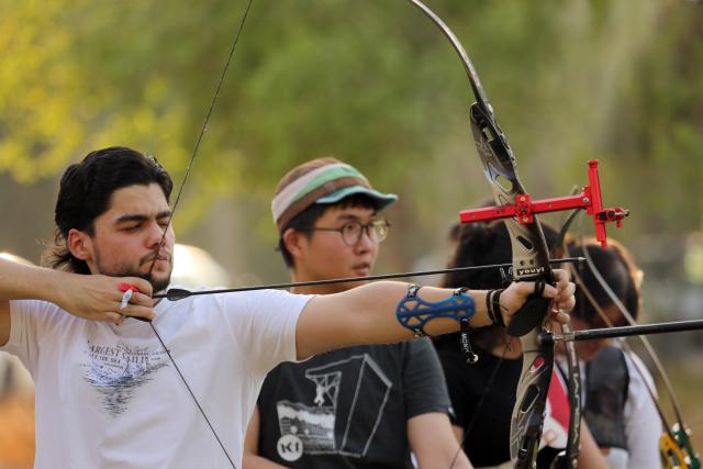 (260915) -- BAGHDAD, Sept. 15, 2026 (Xinhua) -- People practice archery at Al-Zawraa Park in Baghdad, Iraq, Sept. 14, 2026 (Xinhua/Khalil Dawood)