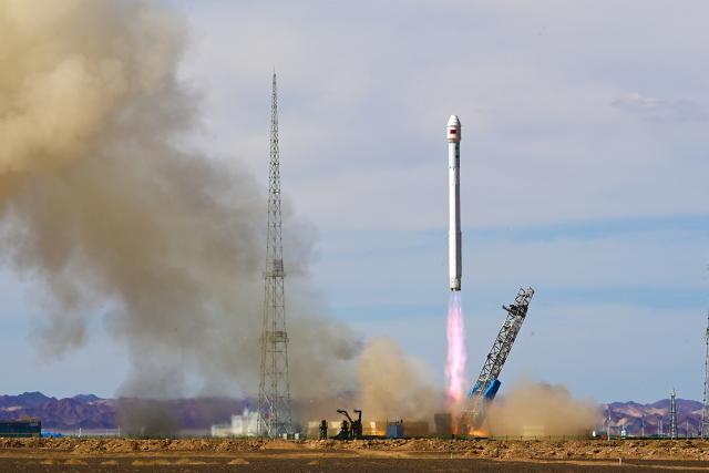 (260915) -- JIUQUAN, Sept. 15, 2026 (Xinhua) -- A Zhuque-2E Y7 carrier rocket carrying 10 networking satellites blasts off from the Dongfeng commercial space innovation pilot zone in northwest China, Sept. 15, 2026. China successfully launched a Zhuque-2E Y7 carrier rocket from the Dongfeng commercial space innovation pilot zone in northwest China on Tuesday.
  Lifting off at 2:26 p.m. (Beijing Time), the rocket deployed 10 networking satellites for a mega-constellation into their preset orbits.
  The flight test mission was declared a complete success. (Photo by Wang Jiangbo/Xinhua)