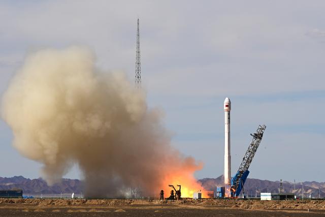 (260915) -- JIUQUAN, Sept. 15, 2026 (Xinhua) -- A Zhuque-2E Y7 carrier rocket carrying 10 networking satellites blasts off from the Dongfeng commercial space innovation pilot zone in northwest China, Sept. 15, 2026. China successfully launched a Zhuque-2E Y7 carrier rocket from the Dongfeng commercial space innovation pilot zone in northwest China on Tuesday.
  Lifting off at 2:26 p.m. (Beijing Time), the rocket deployed 10 networking satellites for a mega-constellation into their preset orbits.
  The flight test mission was declared a complete success. (Photo by Wang Jiangbo/Xinhua)