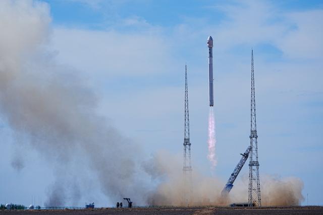 (260915) -- JIUQUAN, Sept. 15, 2026 (Xinhua) -- A Zhuque-2E Y7 carrier rocket carrying 10 networking satellites blasts off from the Dongfeng commercial space innovation pilot zone in northwest China, Sept. 15, 2026. China successfully launched a Zhuque-2E Y7 carrier rocket from the Dongfeng commercial space innovation pilot zone in northwest China on Tuesday.
  Lifting off at 2:26 p.m. (Beijing Time), the rocket deployed 10 networking satellites for a mega-constellation into their preset orbits.
  The flight test mission was declared a complete success. (Photo by Wang Jiangbo/Xinhua)