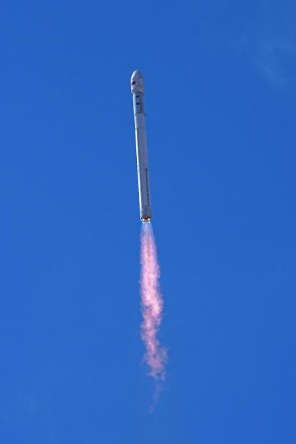 (260915) -- JIUQUAN, Sept. 15, 2026 (Xinhua) -- A Zhuque-2E Y7 carrier rocket carrying 10 networking satellites blasts off from the Dongfeng commercial space innovation pilot zone in northwest China, Sept. 15, 2026. China successfully launched a Zhuque-2E Y7 carrier rocket from the Dongfeng commercial space innovation pilot zone in northwest China on Tuesday.
  Lifting off at 2:26 p.m. (Beijing Time), the rocket deployed 10 networking satellites for a mega-constellation into their preset orbits.
  The flight test mission was declared a complete success. (Photo by Wang Jiangbo/Xinhua)