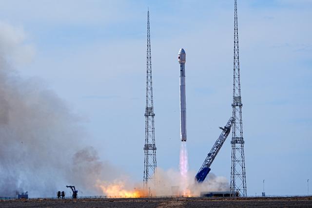 (260915) -- JIUQUAN, Sept. 15, 2026 (Xinhua) -- A Zhuque-2E Y7 carrier rocket carrying 10 networking satellites blasts off from the Dongfeng commercial space innovation pilot zone in northwest China, Sept. 15, 2026. China successfully launched a Zhuque-2E Y7 carrier rocket from the Dongfeng commercial space innovation pilot zone in northwest China on Tuesday.
  Lifting off at 2:26 p.m. (Beijing Time), the rocket deployed 10 networking satellites for a mega-constellation into their preset orbits.
  The flight test mission was declared a complete success. (Photo by Wang Jiangbo/Xinhua)