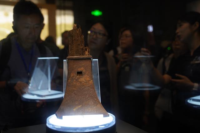 (260915) -- DAYE, Sept. 15, 2026 (Xinhua) -- People view an exhibit at the museum of the heritage site of the ancient copper mine of Tonglyu mountain in Daye City of central China's Hubei Province, Sept. 15, 2026. The national archaeological site park of Tonglyu mountain is built on the heritage site of the ancient copper mine of Tonglyu mountain in Daye City of central China's Hubei Province. With the construction of the park as the leading project, local government has explored a characteristic path for protecting and developing cultural heritages, attracting lots of visitors. (Xinhua/Lu Jinbo)
