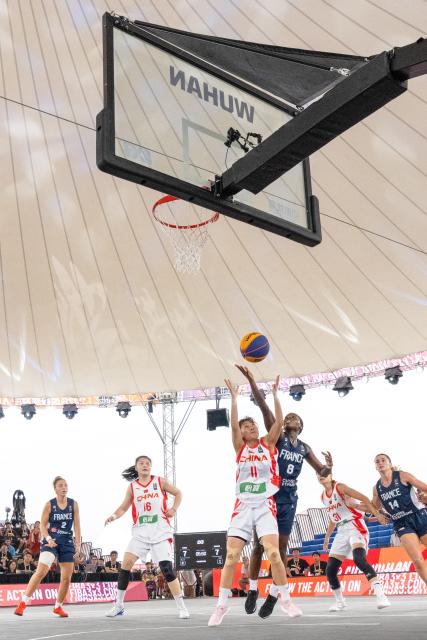 (260915) -- WUHAN, Sept. 15, 2026 (Xinhua) -- Daniela Dibanzilua (3rd R) of France blocks Liu Jiajie (3rd L) of China during a women's pool A match between China and France at the FIBA 3X3 U23 World cup in Wuhan, central China's Hubei Province, Sept. 15, 2026. (Xinhua/Xiao Yijiu)