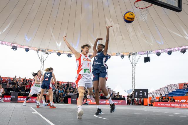 (260915) -- WUHAN, Sept. 15, 2026 (Xinhua) -- Oumou Sallymata Diarisso (1st R) of France blocks Liu Jiajie (2nd R) of China during a women's pool A match between China and France at the FIBA 3X3 U23 World cup in Wuhan, central China's Hubei Province, Sept. 15, 2026. (Xinhua/Xiao Yijiu)