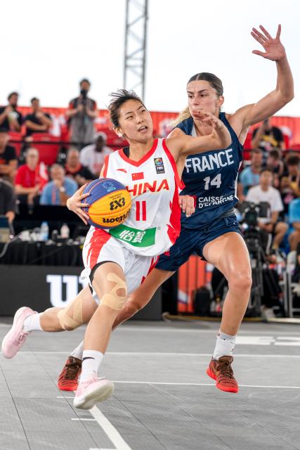 (260915) -- WUHAN, Sept. 15, 2026 (Xinhua) -- Ilona Hattab (R) of France defends Liu Jiajie of China during a women's pool A match between China and France at the FIBA 3X3 U23 World cup in Wuhan, central China's Hubei Province, Sept. 15, 2026. (Xinhua/Xiao Yijiu)