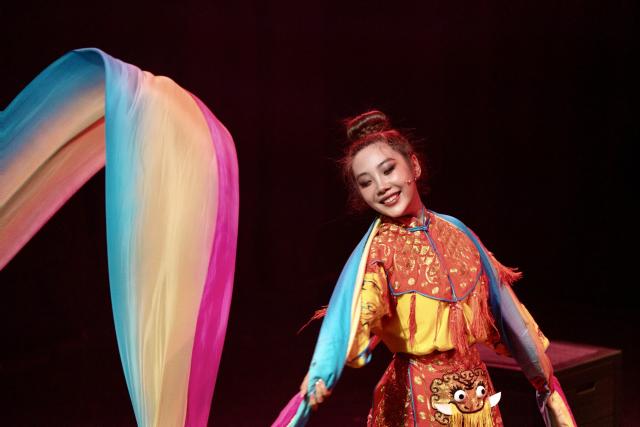 (260915) -- EDINBURGH, Sept. 15, 2026 (Xinhua) -- Aimee Yue plays in the musical "The Silk Road (Kinda)" in Edinburgh, Britain, Aug. 17, 2026. TO GO WITH "Feature: Chinese opera meets Oscar Wilde in a new intercultural fusion musical" (Xinhua)