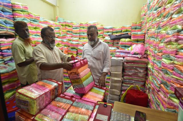 (260915) -- NARAYANGANJ, Sept. 15, 2026 (Xinhua) -- This photo taken on Sept. 14, 2026 shows a wholesale market for mosquito nets in Narayanganj, Bangladesh. Bangladesh has seen a rising demand for mosquito nets and other protective products amid an ongoing dengue outbreak. (Photo by Habibur Rahman/Xinhua)