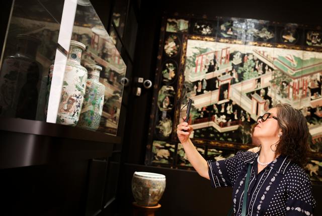 (260915) -- PARIS, Sept. 15, 2026 (Xinhua) -- A visitor takes photos of an exhibit on display at Maison Guimet in Paris, France, Sept. 15, 2026. Maison Guimet is housed in the Hotel d'Heidelbach, a private mansion built in 1913. The mansion became part of the Guimet National Museum of Asian Arts in 1991 and reopened to the public as Maison Guimet in May, 2026 following renovation. (Xinhua/Wu Huiwo)