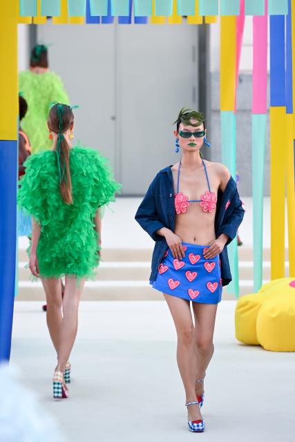 (260915) -- MADRID, Sept. 15, 2026 (Xinhua) -- Models present creations by Agatha Ruiz de la Prada during the Madrid Fashion Week in Madrid, Spain, Sept. 15, 2026. (Photo by Gustavo Valiente/Xinhua)