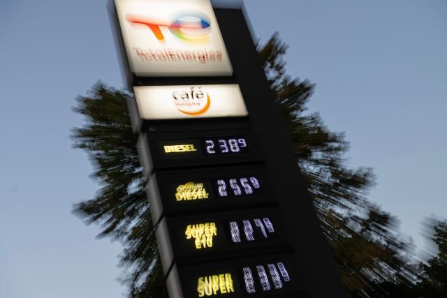 (260915) -- BERLIN, Sept. 15, 2026 (Xinhua) -- This photo taken on Sept. 15, 2026 shows prices displayed at a gas station in Berlin, Germany. Fuel prices have continued to rise in Germany. (Xinhua/Zhang Haofu)