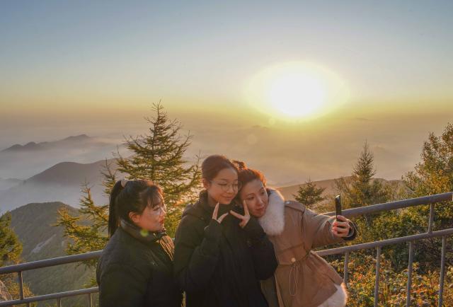 (260916) -- CHENGDE, Sept. 16, 2026 (Xinhua) -- Tourists pose for selfies at Wuling Mountain National Nature Reserve in Xinglong County of Chengde City, north China's Hebei Province, Sept. 16, 2026. (Photo by Liu Mancang/Xinhua)