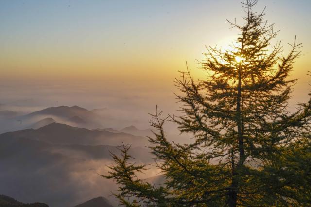 (260916) -- CHENGDE, Sept. 16, 2026 (Xinhua) -- This photo taken on Sept. 16, 2026 shows the morning scenery at Wuling Mountain National Nature Reserve in Xinglong County of Chengde City, north China's Hebei Province. (Photo by Liu Mancang/Xinhua)