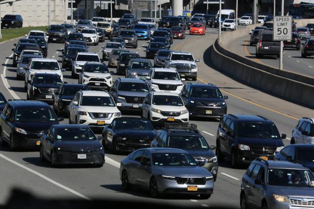 (260916) -- NEW YORK, Sept. 16, 2026 (Xinhua) -- Vehicles run on the road in New York, the United States, Sept. 15, 2026. Oil prices increased on Tuesday.
   The West Texas Intermediate for October delivery added 4.44 dollars, or 4.38 percent, to settle at 105.83 U.S. dollars a barrel on the New York Mercantile Exchange. Brent crude for November delivery gained 3.07 dollars, or 2.9 percent, to settle at 108.75 dollars a barrel on the London ICE Futures Exchange. (Xinhua/Zhang Fengguo)