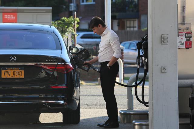 (260916) -- NEW YORK, Sept. 16, 2026 (Xinhua) -- A man fuels a vehicle at a gas station in New York, the United States, Sept. 15, 2026. Oil prices increased on Tuesday.
   The West Texas Intermediate for October delivery added 4.44 dollars, or 4.38 percent, to settle at 105.83 U.S. dollars a barrel on the New York Mercantile Exchange. Brent crude for November delivery gained 3.07 dollars, or 2.9 percent, to settle at 108.75 dollars a barrel on the London ICE Futures Exchange. (Xinhua/Zhang Fengguo)