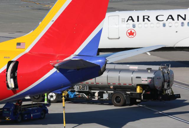 (260916) -- NEW YORK, Sept. 16, 2026 (Xinhua) -- A refueling truck prepares to refuel a plane at LaGuardia Airport in New York, the United States, Sept. 15, 2026. Oil prices increased on Tuesday.
   The West Texas Intermediate for October delivery added 4.44 dollars, or 4.38 percent, to settle at 105.83 U.S. dollars a barrel on the New York Mercantile Exchange. Brent crude for November delivery gained 3.07 dollars, or 2.9 percent, to settle at 108.75 dollars a barrel on the London ICE Futures Exchange. (Xinhua/Zhang Fengguo)