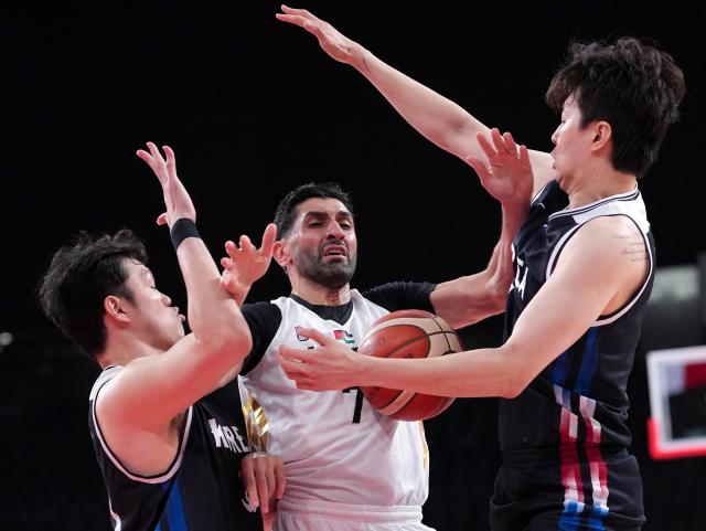 (260916) -- NAGOYA, Sept. 16, 2026 (Xinhua) -- Lee Hyunjung (R) and Lee Seunghyun (L) of South Korea vie with Ahmad Alhamarsheh of Jordan during the quarterfinal between South Korea and Jordan at 20th Asian Games Aichi-Nagoya 2026 in Nagoya, Japan, Sept. 16, 2026. (Xinhua/Luo Yuan)