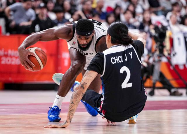 (260916) -- NAGOYA, Sept. 16, 2026 (Xinhua) -- Perrin Buford (L) of Jordan breaks through during the quarterfinal between South Korea and Jordan at 20th Asian Games Aichi-Nagoya 2026 in Nagoya, Japan, Sept. 16, 2026. (Xinhua/Luo Yuan)
