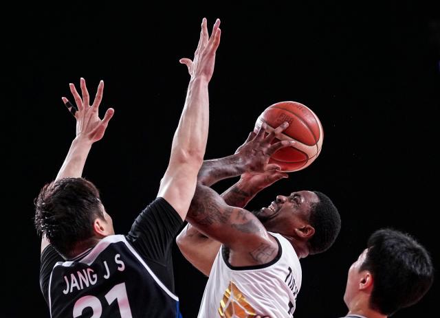 (260916) -- NAGOYA, Sept. 16, 2026 (Xinhua) -- Darquavis Tucker (C) of Jordan goes for a layup during the quarterfinal between South Korea and Jordan at 20th Asian Games Aichi-Nagoya 2026 in Nagoya, Japan, Sept. 16, 2026. (Xinhua/Luo Yuan)