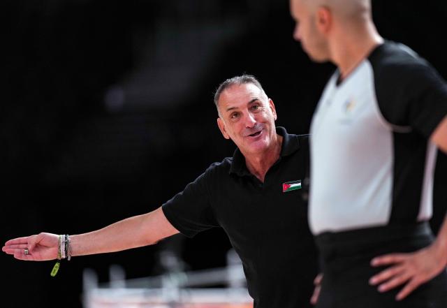 (260916) -- NAGOYA, Sept. 16, 2026 (Xinhua) -- Luis Guil, head coach of Jordan, communicates with the referee during the quarterfinal between South Korea and Jordan at 20th Asian Games Aichi-Nagoya 2026 in Nagoya, Japan, Sept. 16, 2026. (Xinhua/Luo Yuan)
