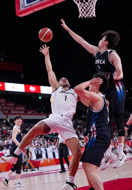(260916) -- NAGOYA, Sept. 16, 2026 (Xinhua) -- Amin Abu Hawwas (front L) of Jordan shoots during the quarterfinal between South Korea and Jordan at 20th Asian Games Aichi-Nagoya 2026 in Nagoya, Japan, Sept. 16, 2026. (Xinhua/Luo Yuan)