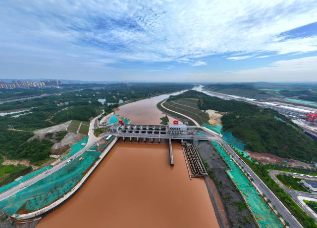 (260916) -- NANNING, Sept. 16, 2026 (Xinhua) -- An aerial drone photo taken on June 11, 2026 shows a view of the power plant and fishway at Qingnian Hub on the Pinglu Canal in Qinzhou, south China's Guangxi Zhuang Autonomous Region. (Xinhua/Zhou Hua)