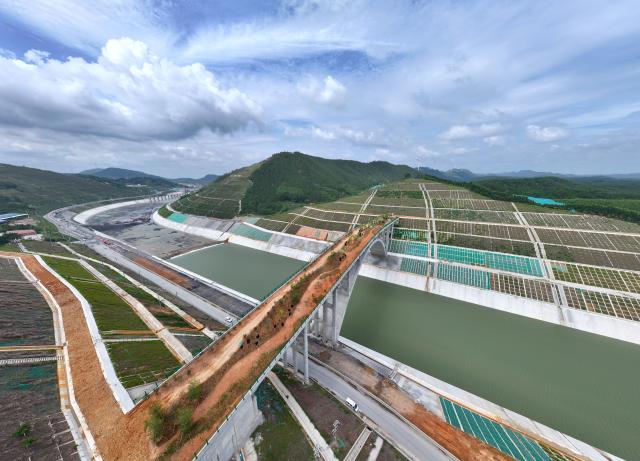 (260916) -- NANNING, Sept. 16, 2026 (Xinhua) -- A drone photo taken on June 8, 2026 shows a view of the dedicated wildlife corridor bridge of the Pinglu Canal in Jiuzhou Town, Lingshan County of Qinzhou City in south China's Guangxi Zhuang Autonomous Region. (Xinhua/Zhou Hua)