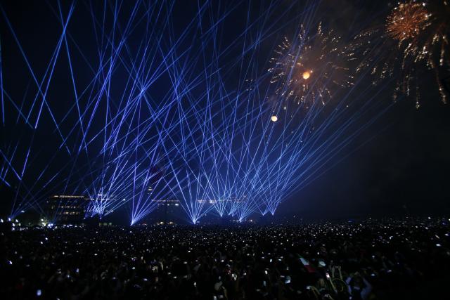 (260916) -- MEXICO CITY, Sept. 16, 2026 (Xinhua) -- A fireworks display is put on for the upcoming Independence Day at the Zocalo Square in Mexico City, Mexico, Sept. 15, 2026. Various celebrations were held in Mexico to welcome the country's annual Independence Day, which falls on Sept. 16. (Photo by Francisco Canedo/Xinhua)