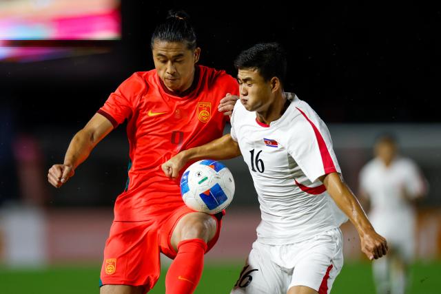 (260916) -- NAGOYA, Sept. 16, 2026 (Xinhua) -- Zhang Yuning (L) of China competes during the group B match of men's football between China and the Democratic People's Republic of Korea (DPRK) at 20th Asian Games Aichi-Nagoya 2026 in Nagoya, Japan, Sept. 16, 2026. (Xinhua/Wu Zhizun)