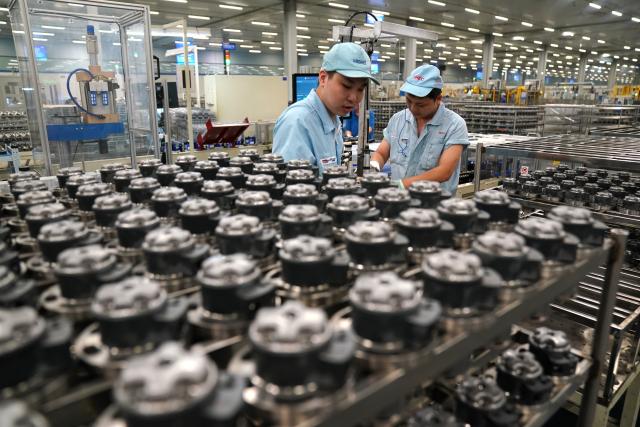 (260916) -- NANCHANG, Sept. 16, 2026 (Xinhua) -- Workers produce air conditioner compressor parts at Highly Group's production base in Nanchang, east China's Jiangxi Province, Aug. 20, 2026. Smart, digitalized production has been fully realized at the Nanchang production base of electric appliance manufacturer Highly Group, a leading intelligent manufacturing base for air conditioner compressors. On average, the base produces a compressor every 6.5 seconds. Highly Group exports air conditioner compressors to 165 countries and regions worldwide, accounting for nearly one-seventh of the global market share. (Xinhua/Wan Xiang)