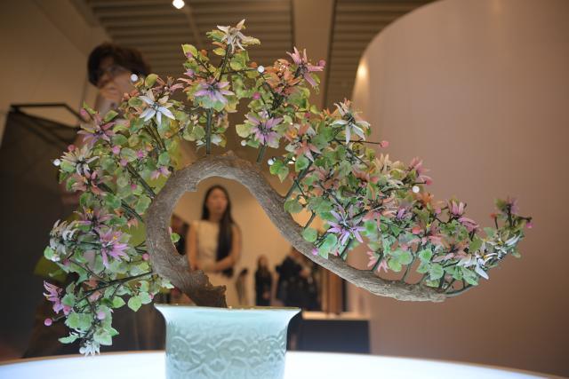 (260916) -- SINGAPORE, Sept. 16, 2026 (Xinhua) -- A Liuli artwork is on display at the opening ceremony of "Radiant Splendor - The Artistry of Zibo Liuli (Glass)" exhibition held in Singapore's China Cultural Centre on Sept. 16, 2026. The exhibition will be held here from Sept. 17 to Oct. 31. (Xinhua/Then Chih Wey)
