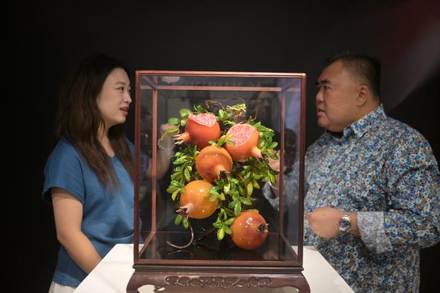 (260916) -- SINGAPORE, Sept. 16, 2026 (Xinhua) -- A Liuli artwork is on display at the opening ceremony of "Radiant Splendor - The Artistry of Zibo Liuli (Glass)" exhibition held in Singapore's China Cultural Centre on Sept. 16, 2026. The exhibition will be held here from Sept. 17 to Oct. 31. (Xinhua/Then Chih Wey)