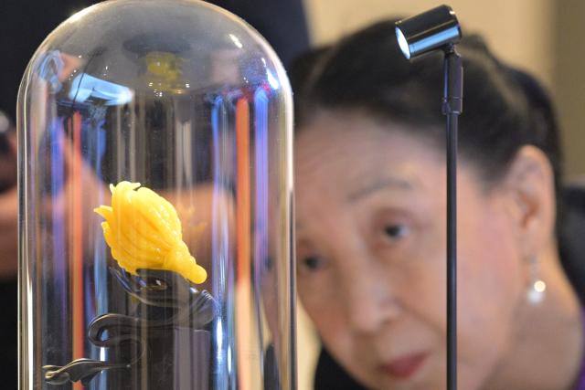 (260916) -- SINGAPORE, Sept. 16, 2026 (Xinhua) -- A Liuli artwork is on display at the opening ceremony of "Radiant Splendor - The Artistry of Zibo Liuli (Glass)" exhibition held in Singapore's China Cultural Centre on Sept. 16, 2026. The exhibition will be held here from Sept. 17 to Oct. 31. (Xinhua/Then Chih Wey)