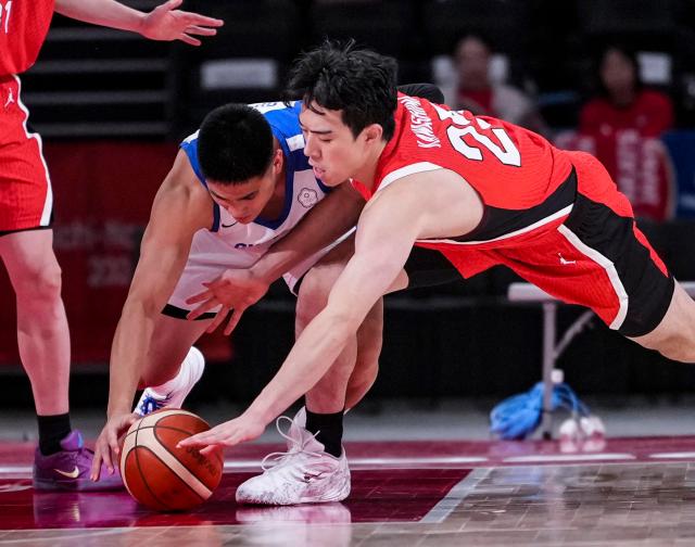 (260916) -- NAGOYA, Sept. 16, 2026 (Xinhua) -- Kawashima Yuto (R) of Japan competes with Chen Ying-Chun of Chinese Taipei during the quarterfinal match of men's basketball between Japan and Chinese Taipei at the 20th Asian Games Aichi-Nagoya 2026 in Nagoya, Japan, Sept. 16, 2026. (Xinhua/Luo Yuan)