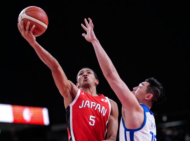 (260916) -- NAGOYA, Sept. 16, 2026 (Xinhua) -- John Harper Jr. (L) of Japan goes for a layup during the quarterfinal match of men's basketball between Japan and Chinese Taipei at the 20th Asian Games Aichi-Nagoya 2026 in Nagoya, Japan, Sept. 16, 2026. (Xinhua/Luo Yuan)