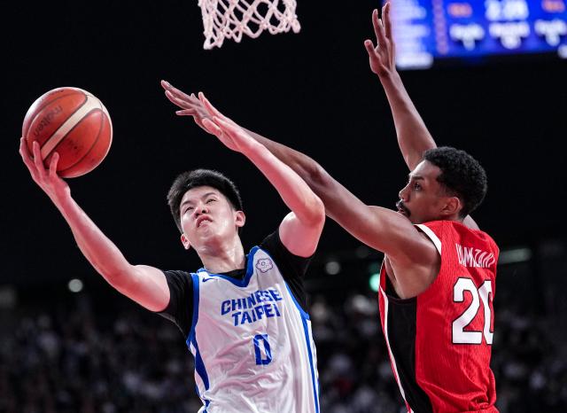 (260916) -- NAGOYA, Sept. 16, 2026 (Xinhua) -- Lin Ting-Chien (L) of Chinese Taipei goes for a layup during the quarterfinal match of men's basketball between Japan and Chinese Taipei at the 20th Asian Games Aichi-Nagoya 2026 in Nagoya, Japan, Sept. 16, 2026. (Xinhua/Luo Yuan)