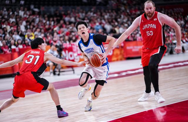 (260916) -- NAGOYA, Sept. 16, 2026 (Xinhua) -- Lin Ting-Chien (C) of Chinese Taipei breaks through during the quarterfinal match of men's basketball between Japan and Chinese Taipei at the 20th Asian Games Aichi-Nagoya 2026 in Nagoya, Japan, Sept. 16, 2026. (Xinhua/Luo Yuan)