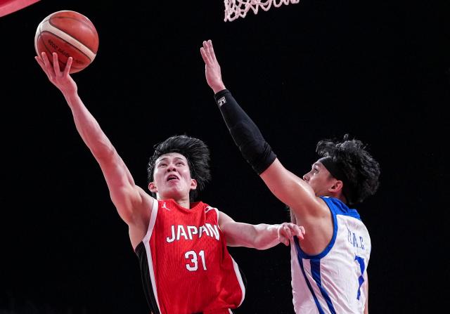 (260916) -- NAGOYA, Sept. 16, 2026 (Xinhua) -- Ogawa Atsuya (L) of Japan goes for a layup during the quarterfinal match of men's basketball between Japan and Chinese Taipei at the 20th Asian Games Aichi-Nagoya 2026 in Nagoya, Japan, Sept. 16, 2026. (Xinhua/Luo Yuan)