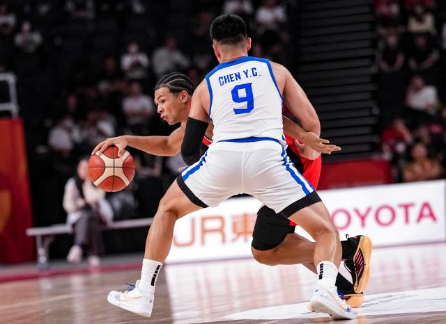(260916) -- NAGOYA, Sept. 16, 2026 (Xinhua) -- Chen Ying-Chun (front) of Chinese Taipei defends John Harper Jr. of Japan during the quarterfinal match of men's basketball between Japan and Chinese Taipei at the 20th Asian Games Aichi-Nagoya 2026 in Nagoya, Japan, Sept. 16, 2026. (Xinhua/Luo Yuan)