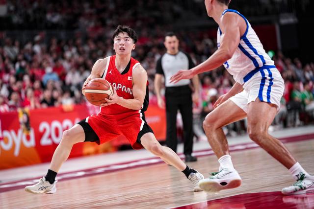 (260916) -- NAGOYA, Sept. 16, 2026 (Xinhua) -- Kurokawa Kotetsu (L) of Japan competes during the quarterfinal match of men's basketball between Japan and Chinese Taipei at the 20th Asian Games Aichi-Nagoya 2026 in Nagoya, Japan, Sept. 16, 2026. (Xinhua/Luo Yuan)