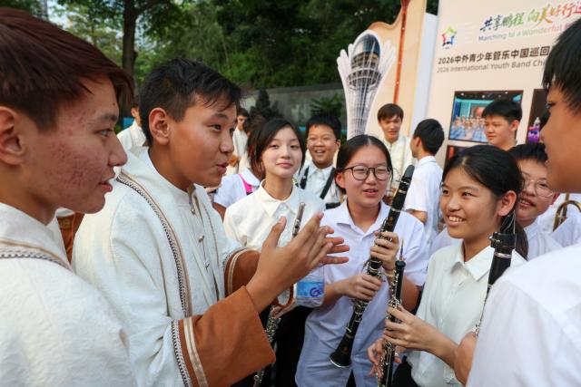 (260916) -- SHENZHEN, Sept. 16, 2026 (Xinhua) -- Members of a youth band from Kazakhstan communicate with local students during the 2026 International Youth Band China Tour (Shenzhen) in Shenzhen, south China's Guangdong Province, Sept. 16, 2026. The tour kicked off here on Wednesday. (Xinhua/Mao Siqian)