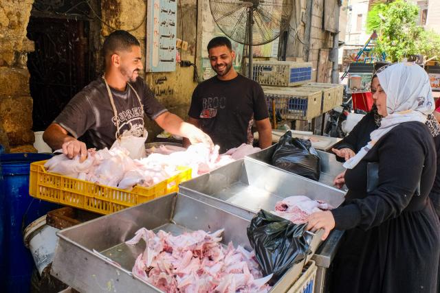 (260916) -- CAIRO, Sept. 16, 2026 (Xinhua) -- Customers buy chicken at a shop in Cairo, Egypt, Sept. 16, 2026. (Xinhua/Xin Mengchen)