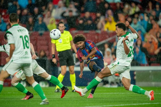 (260917) -- BARCELONA, Sept. 17, 2026 (Xinhua) -- FC Barcelona's Karim Adeyemi (2nd R) gets a chance to score during the La Liga football match between FC Barcelona and Racing Santander in Barcelona, Spain, on Sept. 16, 2026. (Photo by Joan Gosa/Xinhua)